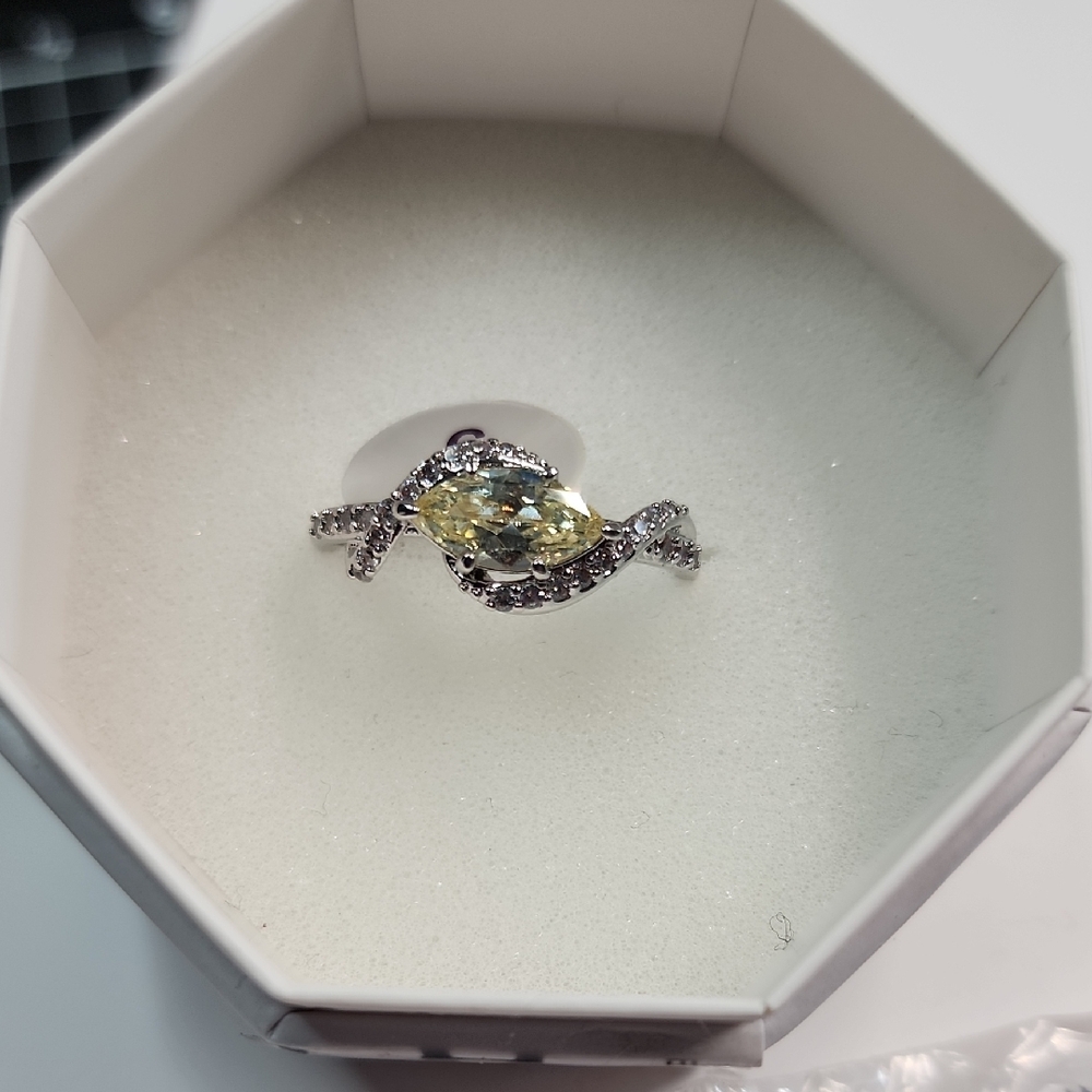 Bomb Party Ring Size 9 Elegant Silver and Yellow Gem Ring